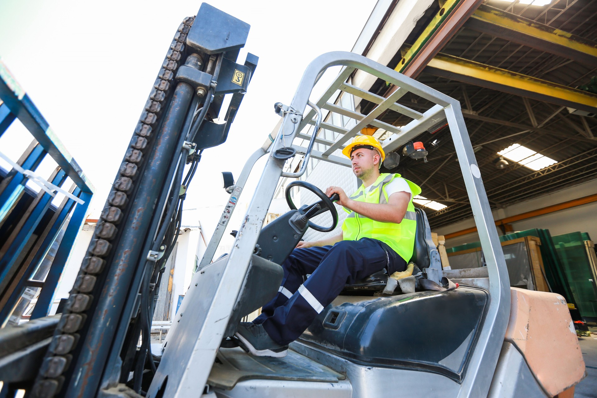 junger mann, gebrauchend, gabelstapler, in, fabrik